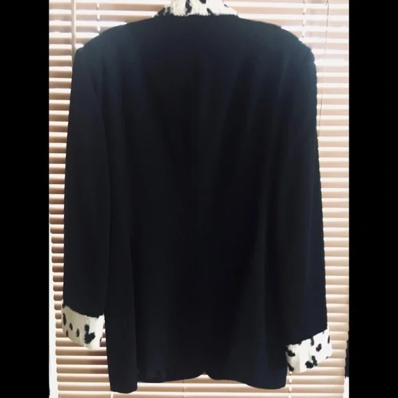 Liz Claiborne Wool Crepe and Ermine Trimmed Jacket w/ Covered Buttons - Size 10 - Picture 7 of 7